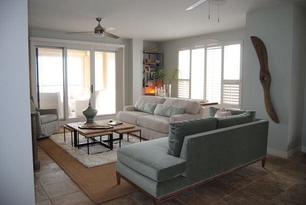Immagine di un soggiorno costiero con sala formale, pareti blu, pavimento con piastrelle in ceramica, nessun camino e nessuna TV