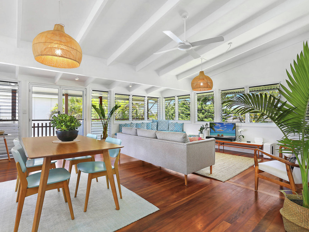 Mittelgroßes, Offenes Maritimes Wohnzimmer mit weißer Wandfarbe, dunklem Holzboden und braunem Boden in Sunshine Coast