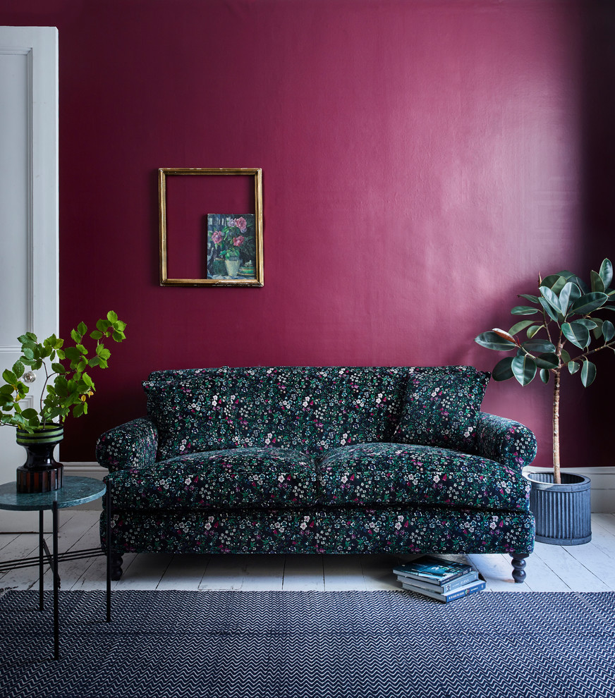 Idee per un soggiorno minimal di medie dimensioni con sala formale, pareti viola, pavimento in legno verniciato e pavimento bianco