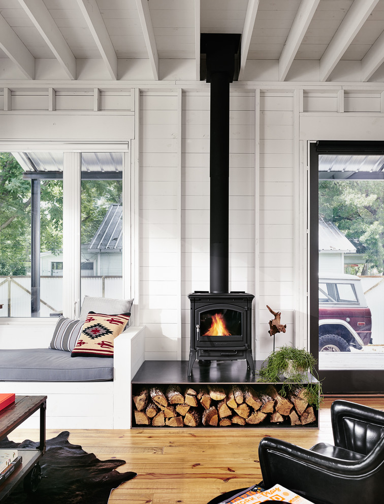 Imagen de salón abierto de estilo de casa de campo pequeño con estufa de leña