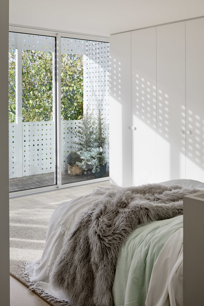 Esempio di una camera da letto design di medie dimensioni con camino classico e cornice del camino in metallo