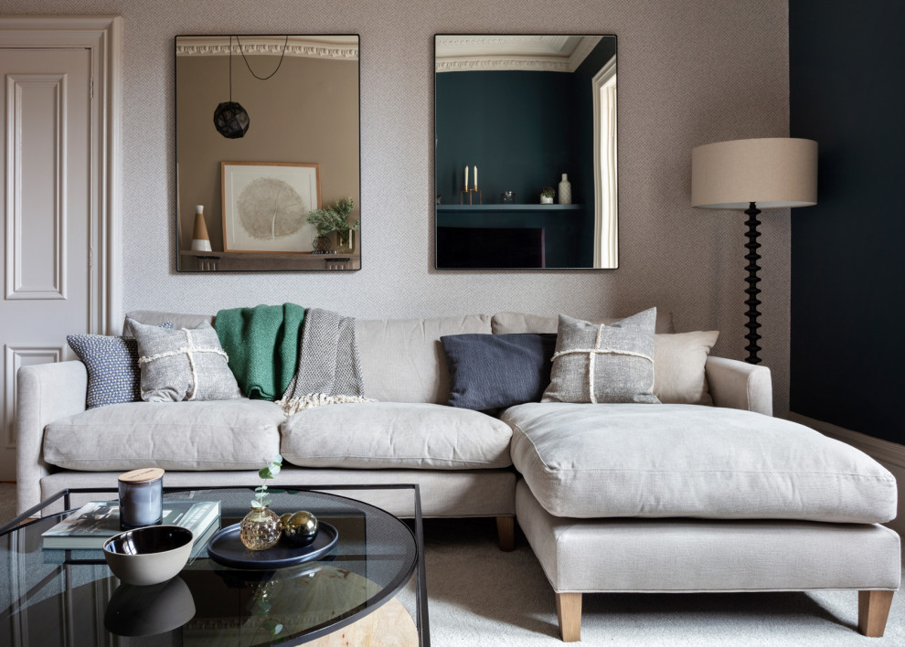 На фото: большая изолированная гостиная комната в современном стиле с ковровым покрытием, стандартным камином, фасадом камина из плитки, скрытым телевизором и серым полом