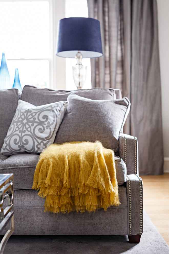 Immagine di un soggiorno classico di medie dimensioni con pareti grigie e parquet chiaro