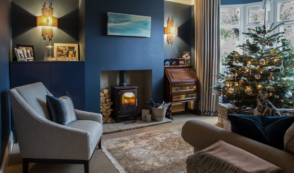 Свежая идея для дизайна: маленькая изолированная гостиная комната в классическом стиле с синими стенами, печью-буржуйкой, серым полом и эркером для на участке и в саду - отличное фото интерьера