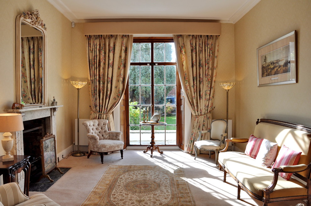 Immagine di un soggiorno chic con sala formale, pareti beige, camino classico e nessuna TV