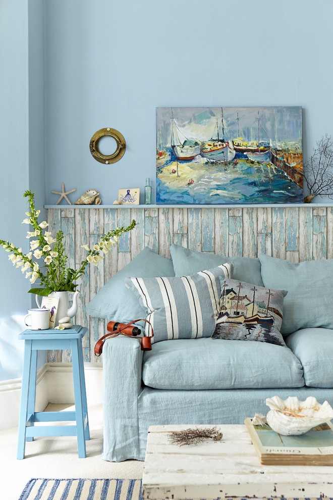 Ispirazione per un soggiorno stile marino con pareti blu, moquette e pavimento bianco
