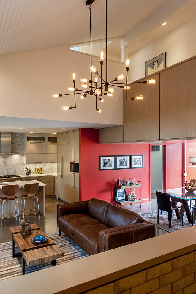 Immagine di un soggiorno moderno di medie dimensioni e aperto con pareti multicolore e pavimento in cemento