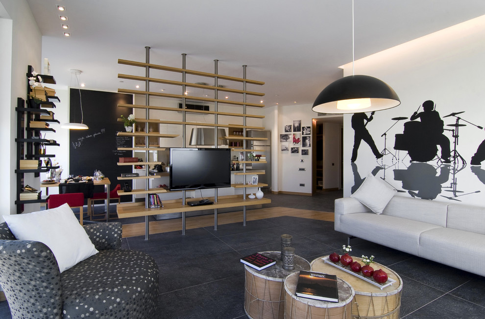 Свежая идея для дизайна: гостиная комната в стиле модернизм с белыми стенами и телевизором на стене - отличное фото интерьера