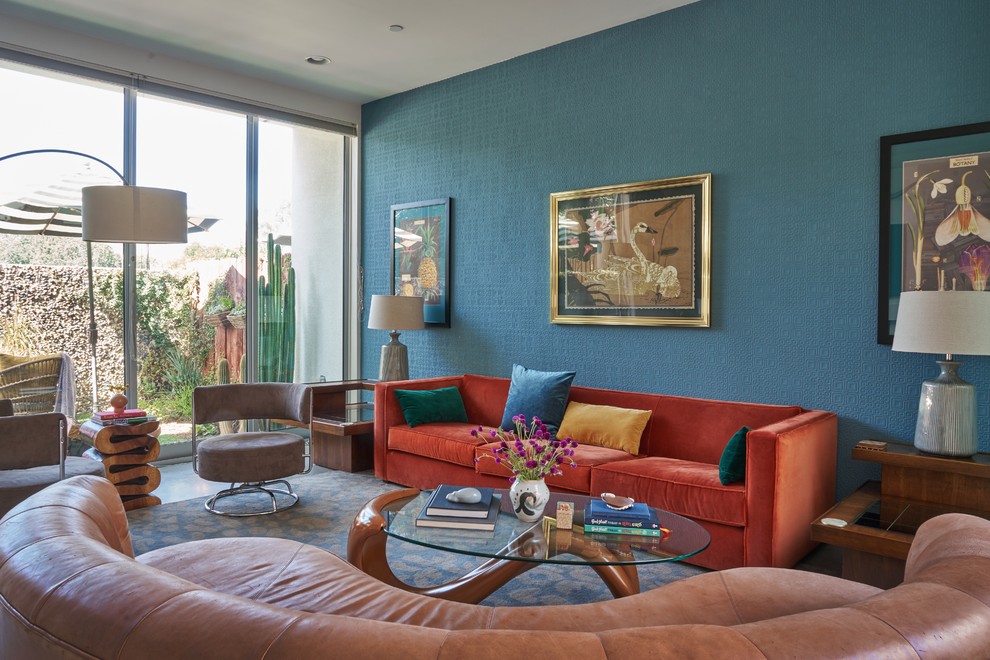 Стильный дизайн: гостиная комната в стиле фьюжн с синими стенами - последний тренд