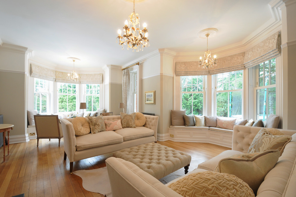 Großes, Abgetrenntes, Repräsentatives, Fernseherloses Klassisches Wohnzimmer mit beiger Wandfarbe und braunem Holzboden in Berkshire