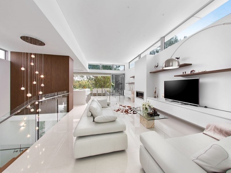 Cette image montre un très grand salon minimaliste ouvert avec un mur blanc, un sol en carrelage de porcelaine, un manteau de cheminée en métal et un téléviseur indépendant.