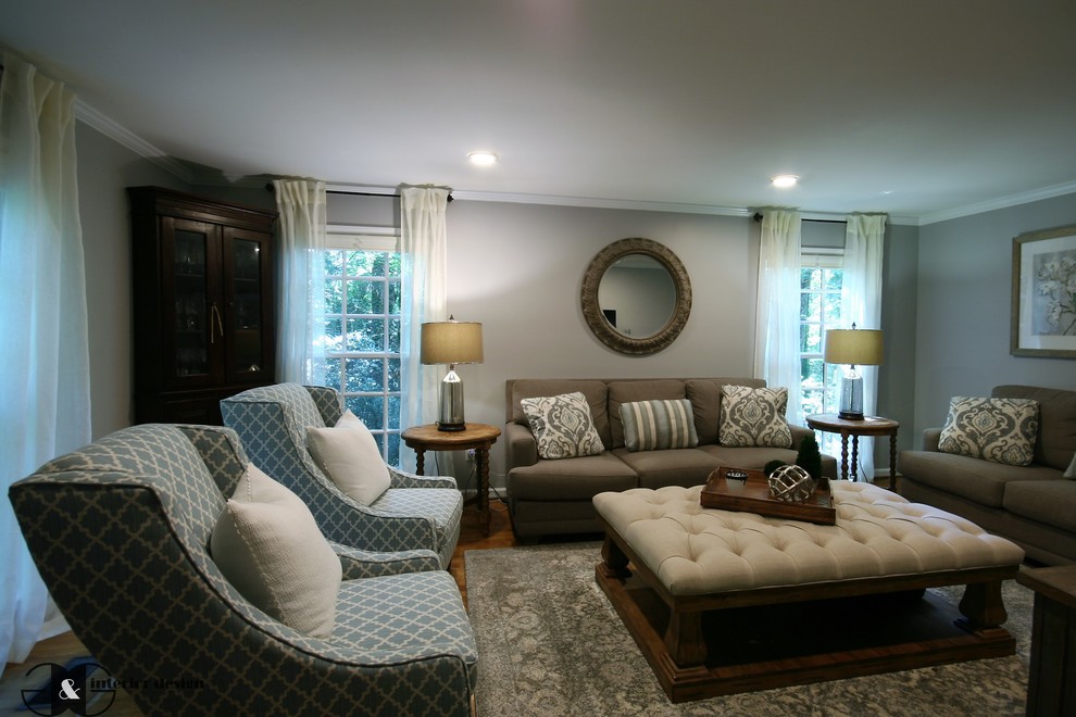 Idéer för ett mellanstort klassiskt separat vardagsrum, med mellanmörkt trägolv, en fristående TV och brunt golv