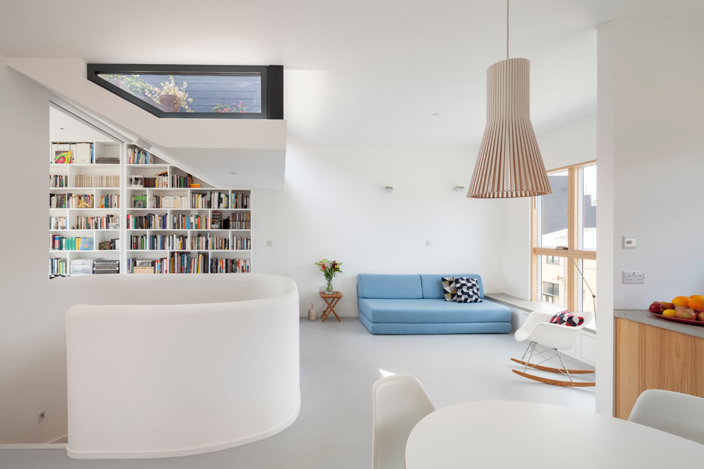 Свежая идея для дизайна: открытая гостиная комната среднего размера в современном стиле с белыми стенами, полом из винила и синим диваном без камина, телевизора - отличное фото интерьера