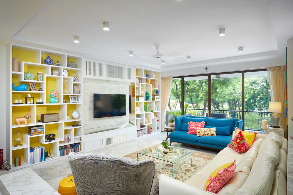 Esempio di un soggiorno boho chic con sala formale, pareti multicolore, pavimento in marmo, TV a parete e pavimento bianco