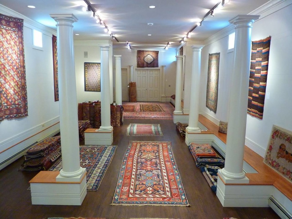 Immagine di un soggiorno mediterraneo di medie dimensioni con sala formale, pareti bianche, pavimento in legno massello medio e nessuna TV