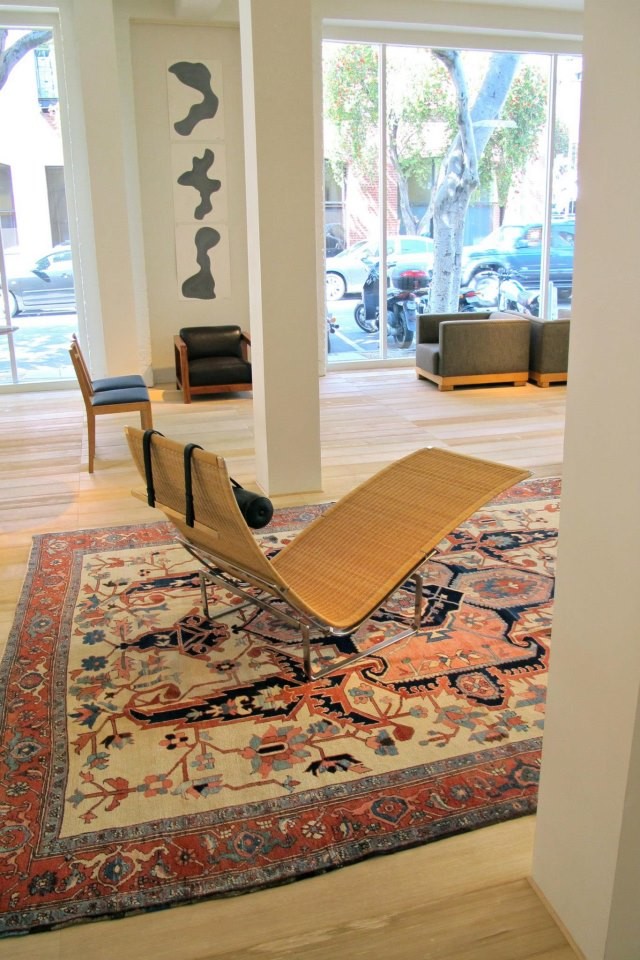 Aménagement d'un salon méditerranéen de taille moyenne avec une salle de réception, un mur blanc, parquet clair, aucune cheminée et aucun téléviseur.