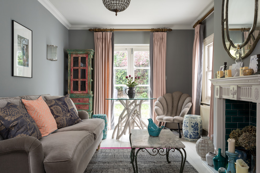 Источник вдохновения для домашнего уюта: гостиная комната в стиле неоклассика (современная классика) с серыми стенами, деревянным полом, стандартным камином и фасадом камина из плитки
