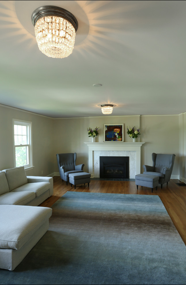 Kleines, Abgetrenntes Klassisches Wohnzimmer mit grauer Wandfarbe, braunem Holzboden, Kamin, Kaminumrandung aus Holz und freistehendem TV in Portland