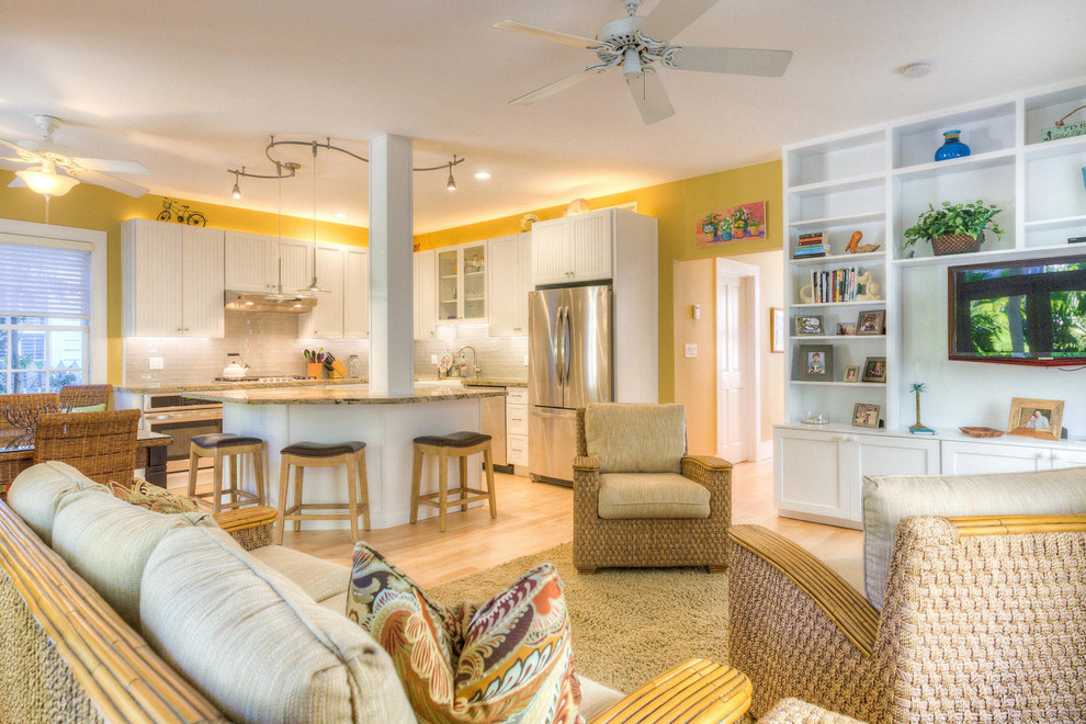 На фото: гостиная комната среднего размера в морском стиле с желтыми стенами, светлым паркетным полом и телевизором на стене с