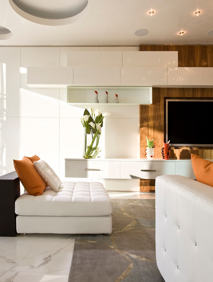 Großes, Repräsentatives, Offenes Modernes Wohnzimmer mit weißer Wandfarbe, Marmorboden und TV-Wand in Miami