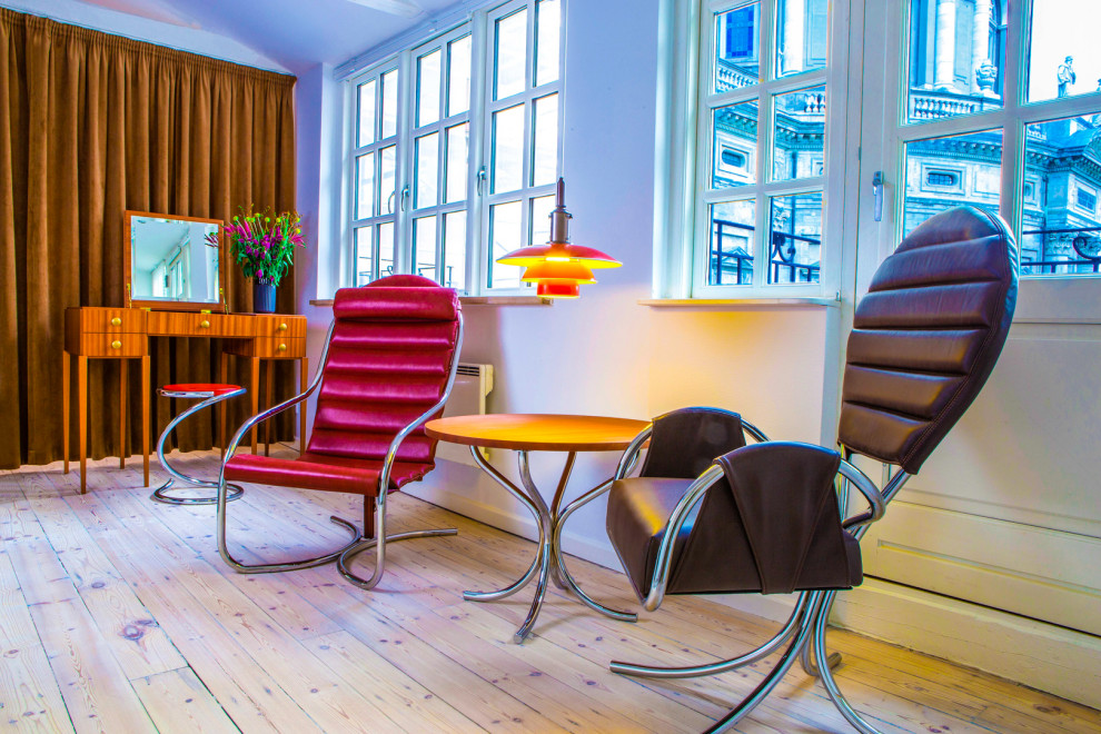 コペンハーゲンにある北欧スタイルのおしゃれなリビング (淡色無垢フローリング、テレビなし、ベージュの床) の写真
