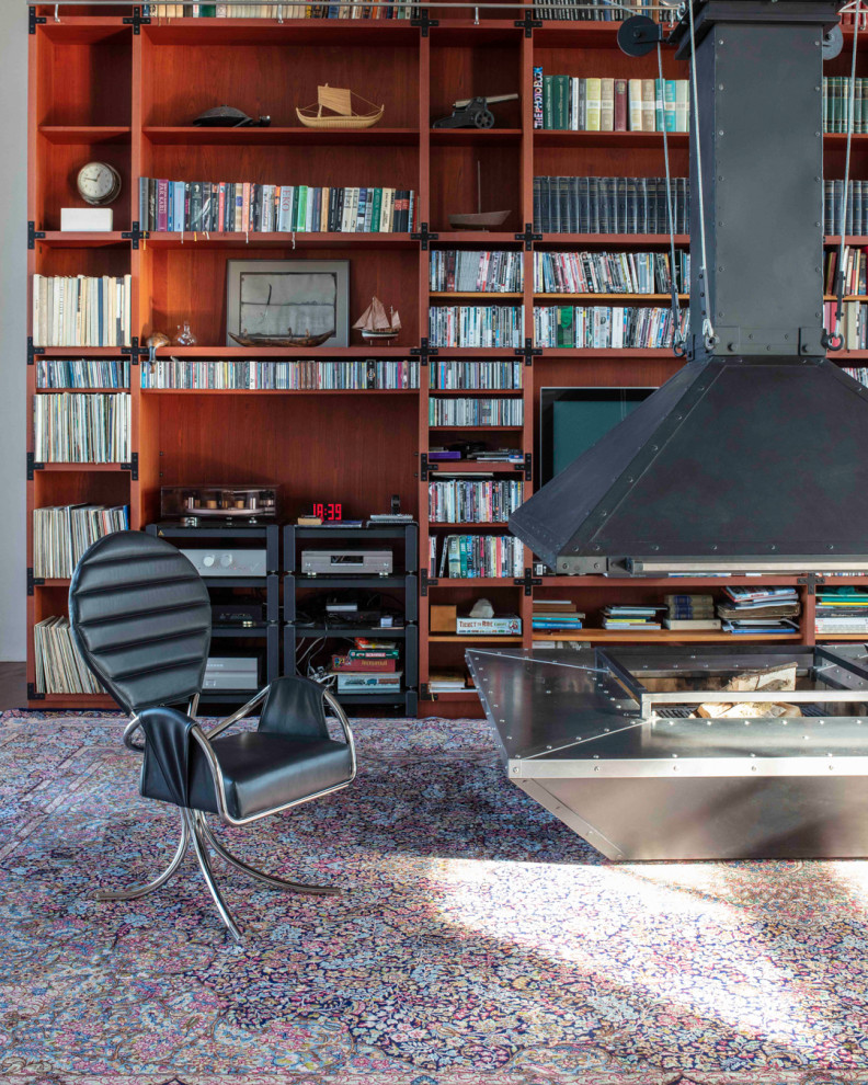 Fernseherloses Nordisches Wohnzimmer mit Teppichboden, Hängekamin, Kaminumrandung aus Metall und buntem Boden in Kopenhagen