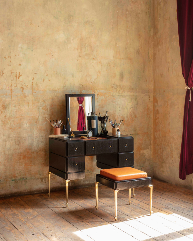 Foto de salón nórdico sin chimenea y televisor con suelo de madera clara y suelo beige