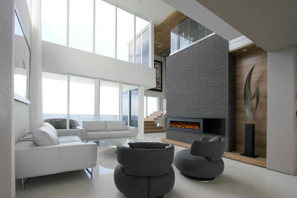 Пример оригинального дизайна: большая парадная, открытая гостиная комната в стиле модернизм с белыми стенами, полом из керамогранита, угловым камином, фасадом камина из камня, белым полом, деревянным потолком и обоями на стенах без телевизора
