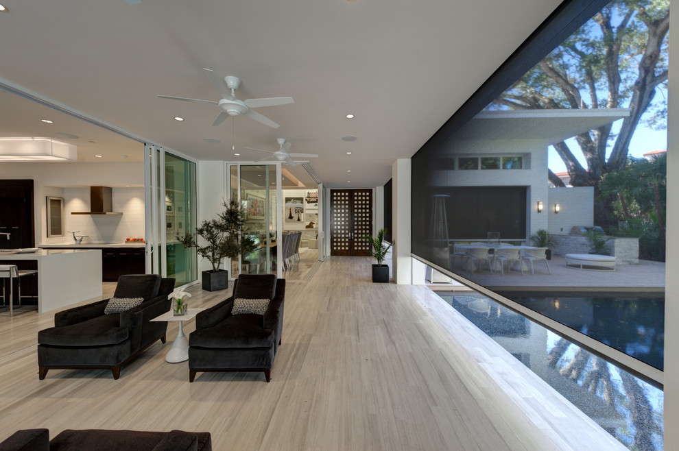 Idee per un grande soggiorno moderno aperto con sala della musica, pareti bianche, pavimento in gres porcellanato e pavimento grigio