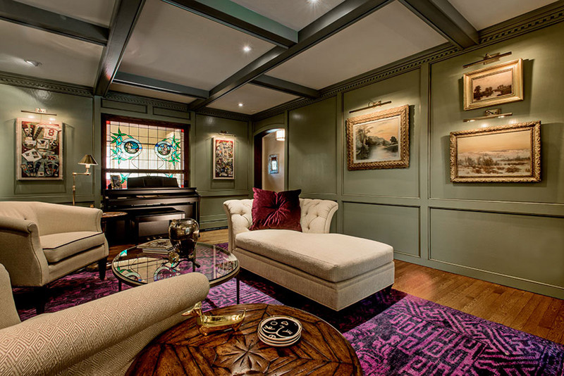 На фото: открытая гостиная комната среднего размера в классическом стиле с зелеными стенами и паркетным полом среднего тона с