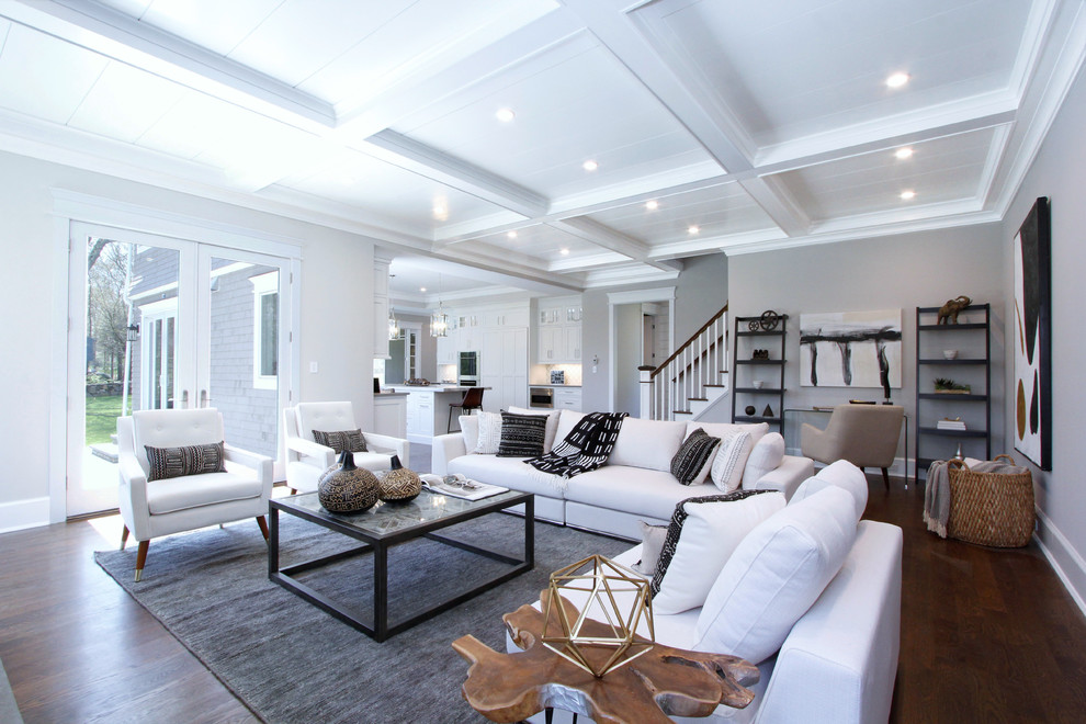 Immagine di un soggiorno classico aperto con pareti grigie, parquet scuro e pavimento marrone