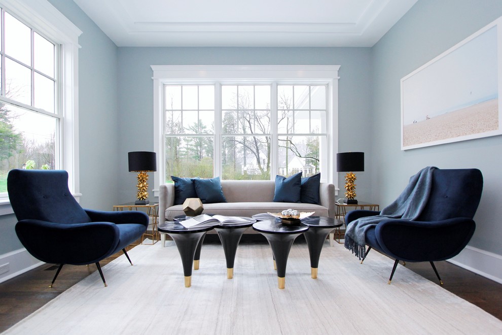 Exempel på ett klassiskt vardagsrum, med blå väggar, mörkt trägolv och brunt golv