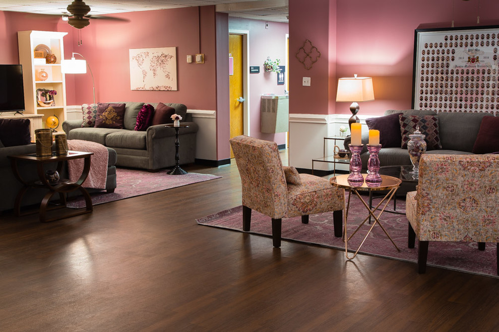 Esempio di un soggiorno eclettico di medie dimensioni e aperto con pareti rosa