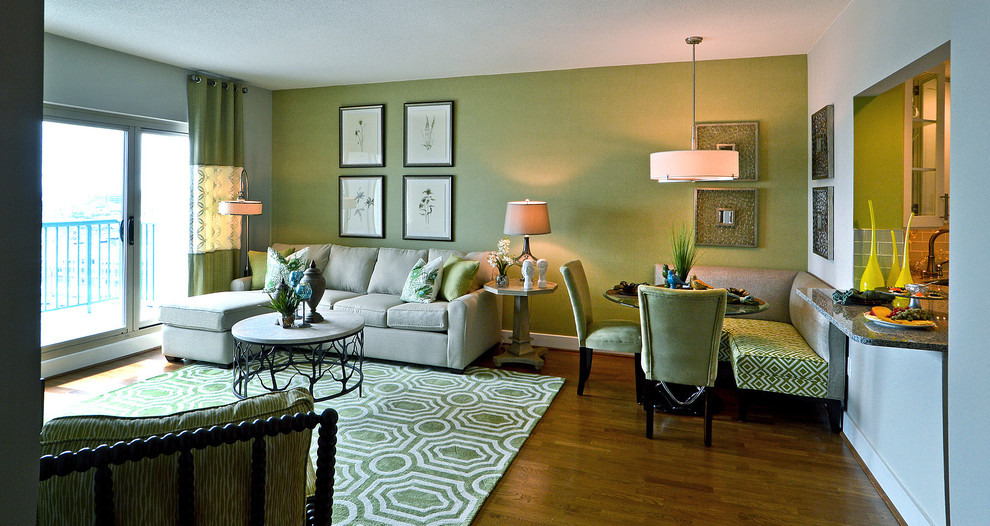Foto di un soggiorno tradizionale di medie dimensioni e aperto con pareti verdi e pavimento in legno massello medio