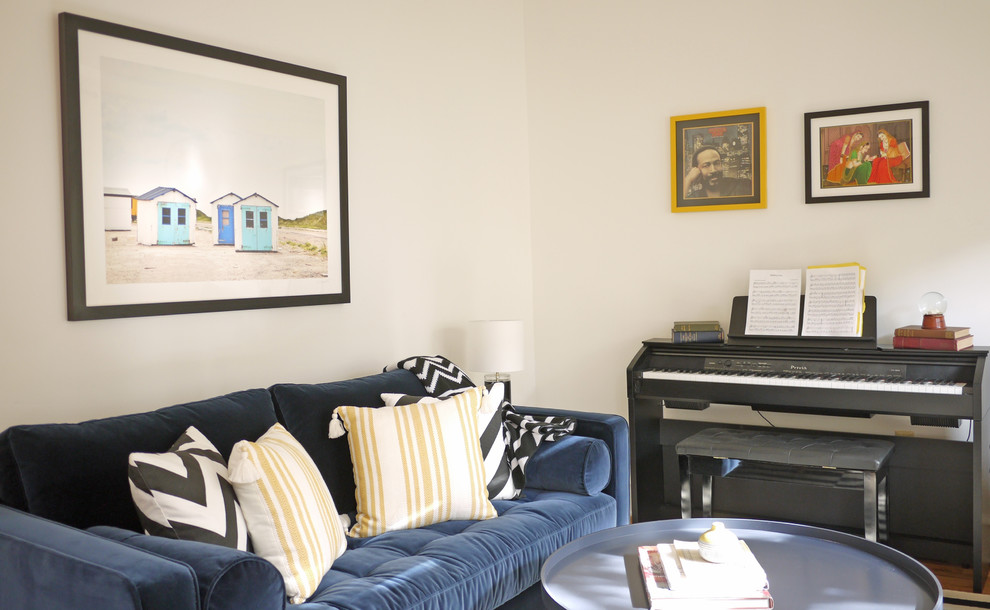 Foto di un piccolo soggiorno moderno chiuso con sala della musica, pareti bianche, parquet chiaro e nessuna TV