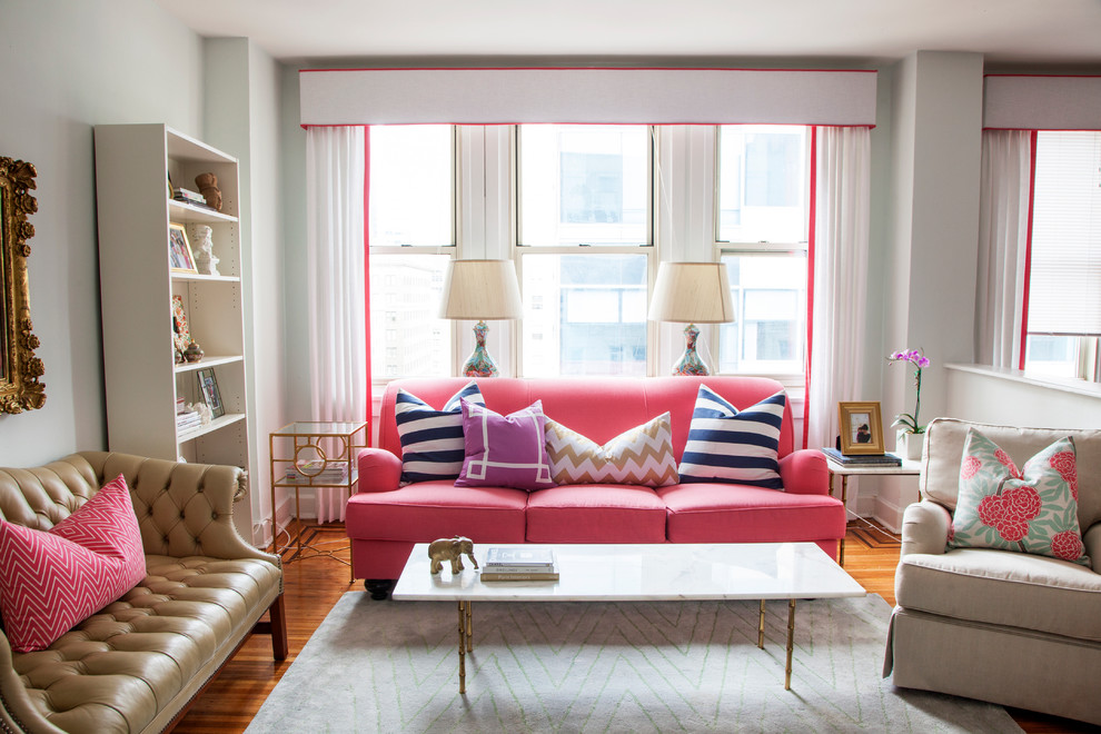 Imagen de salón beige y rosa ecléctico con paredes blancas y suelo de madera en tonos medios