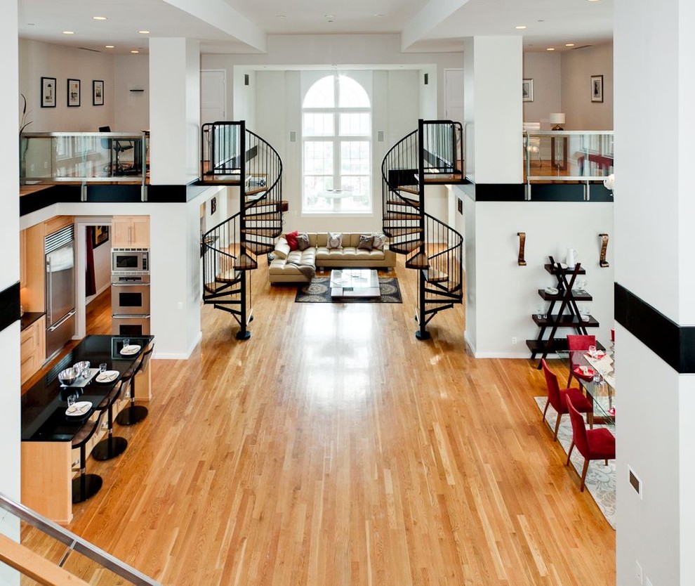 Offenes Modernes Wohnzimmer mit braunem Holzboden in Philadelphia