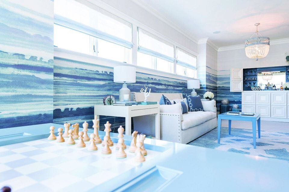 Источник вдохновения для домашнего уюта: большая открытая гостиная комната в стиле неоклассика (современная классика) с домашним баром, синими стенами и полом из бамбука