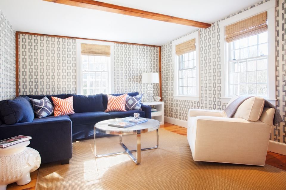 Foto de salón cerrado clásico renovado de tamaño medio con suelo de madera en tonos medios