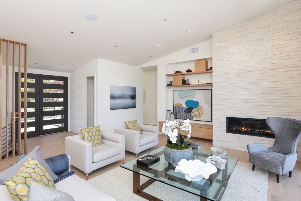 Offenes Modernes Wohnzimmer mit weißer Wandfarbe, hellem Holzboden, Gaskamin und beigem Boden in San Francisco