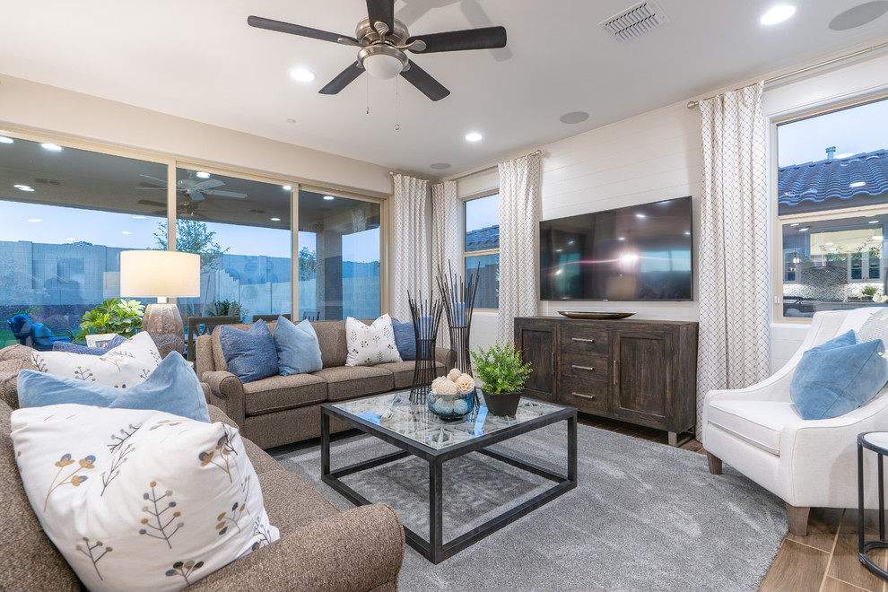 Foto di un soggiorno classico di medie dimensioni e aperto con pareti beige, parquet scuro, TV a parete e pavimento marrone
