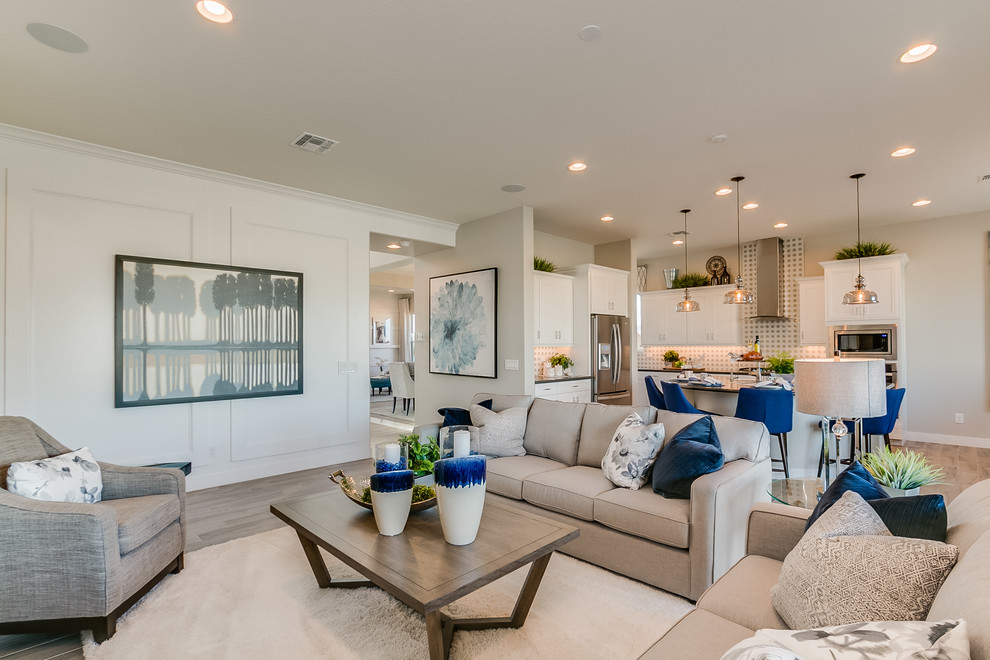 Mittelgroßes, Offenes Modernes Wohnzimmer mit beiger Wandfarbe, Keramikboden und beigem Boden in Phoenix