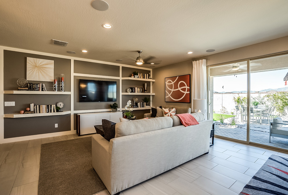 Idee per un soggiorno design di medie dimensioni e aperto con pareti beige, pavimento con piastrelle in ceramica, TV a parete e pavimento beige