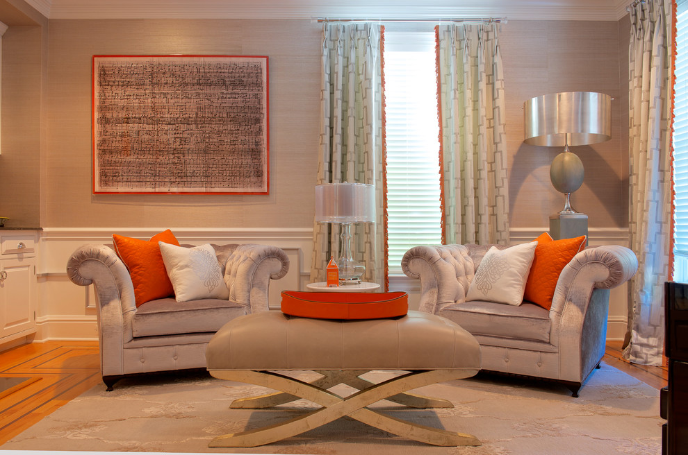 Esempio di un soggiorno tradizionale di medie dimensioni e chiuso con pareti grigie, parquet chiaro e pavimento marrone