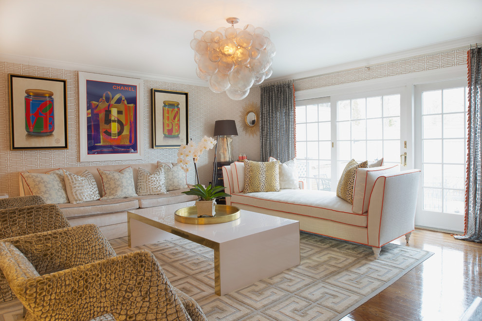 Cette image montre un grand salon design fermé avec une salle de réception, un mur beige, un sol en bois brun et un sol marron.