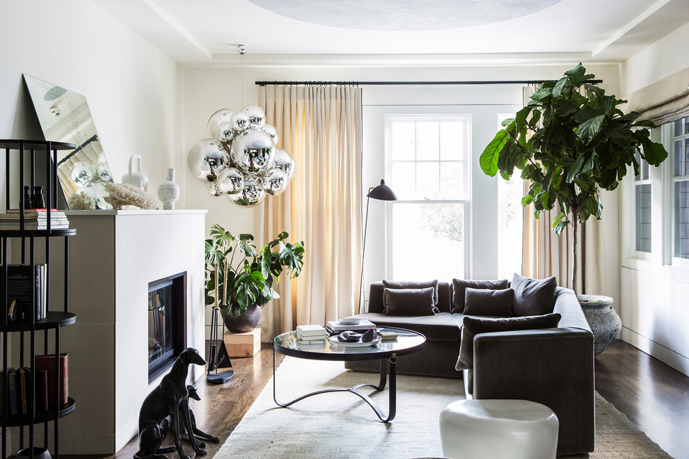 Repräsentatives, Fernseherloses, Abgetrenntes Modernes Wohnzimmer mit weißer Wandfarbe, dunklem Holzboden, Gaskamin, gefliester Kaminumrandung und braunem Boden in San Francisco