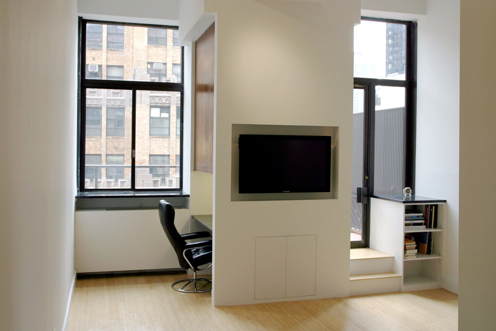 Mittelgroßes, Abgetrenntes Modernes Wohnzimmer ohne Kamin mit hellem Holzboden, TV-Wand, beigem Boden und weißer Wandfarbe in New York
