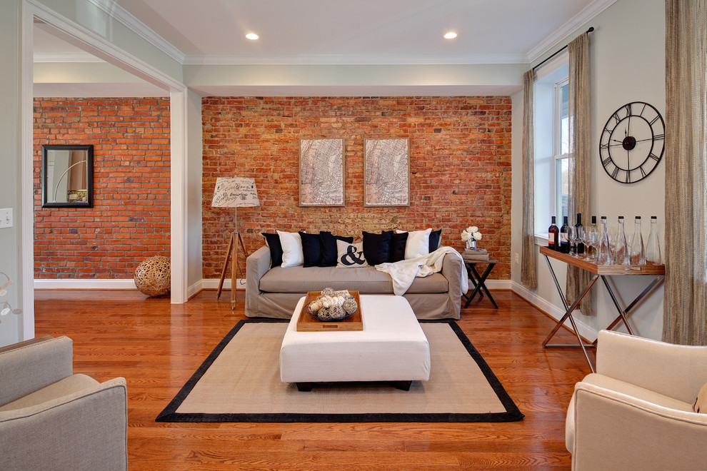 Источник вдохновения для домашнего уюта: гостиная комната в стиле фьюжн с паркетным полом среднего тона, оранжевым полом и коричневым диваном