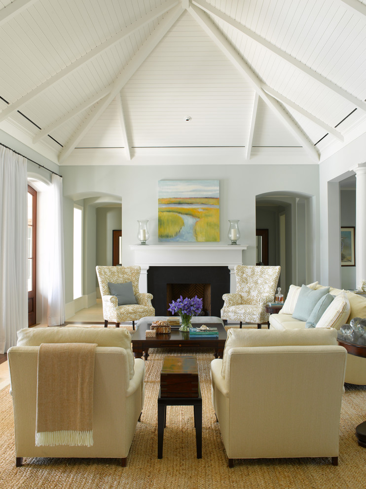 Стильный дизайн: гостиная комната в классическом стиле с серыми стенами, стандартным камином и красивыми шторами - последний тренд