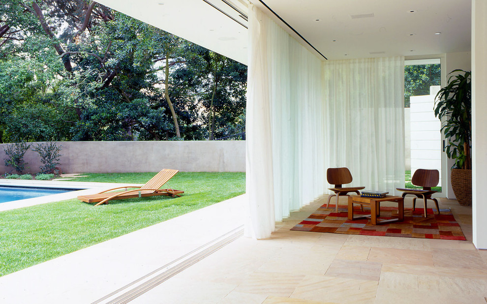 Modernes Wohnzimmer mit Kalkstein in Los Angeles